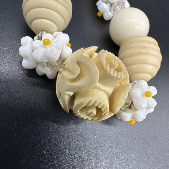 Vintage Beaded Necklace Carved Daisy Glowing Glass Flowers Retro Cream White - Picture 4 of 8